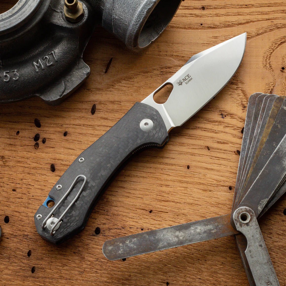GIANTMOUSE ACE ATELIER – CARBON FIBER HANDLE, SATIN ELMAX BLADE, BLUE TITANIUM BACKSPACER – MODEL ATELIER - CF - BLU - S&R KNIVES INC